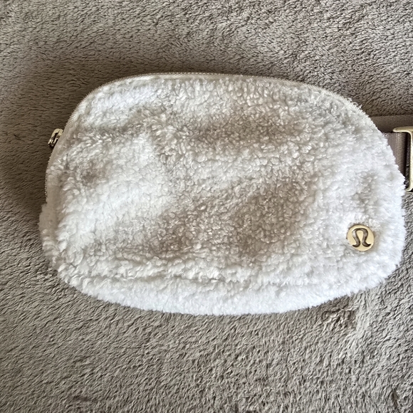 lululemon athletica Handbags - Lululemon Everywhere Belt Bag Fleece 1L Ivory